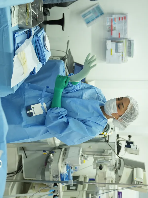 Equipe médica em cirurgia robótica